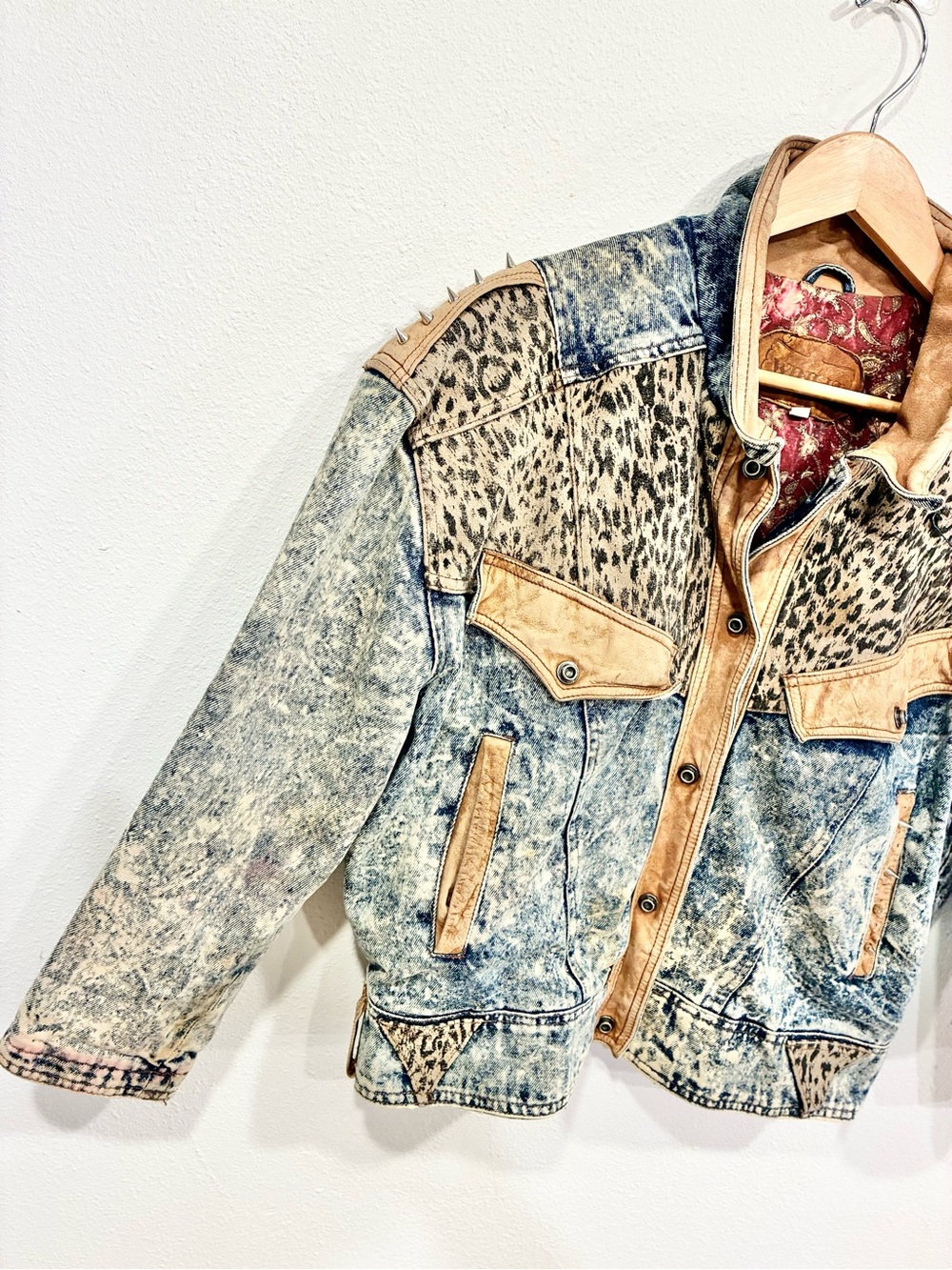 winlit — vintage 80’s acid wash x leopard patchwork denim jacket - Picture 3 of 10